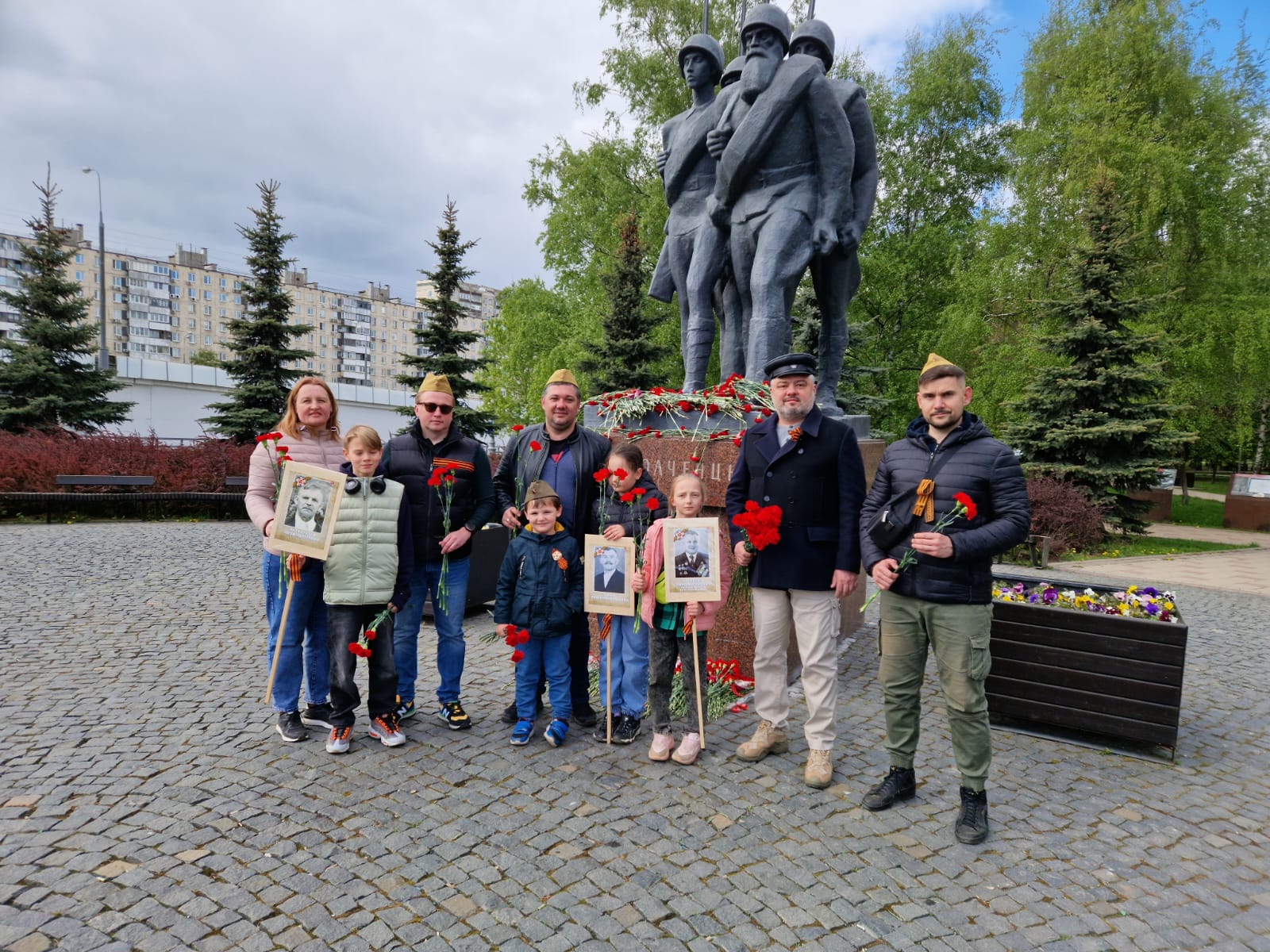 Сотрудники Ассоциации СРО «Центризыскания» возложили цветы к памятнику героям ВОВ